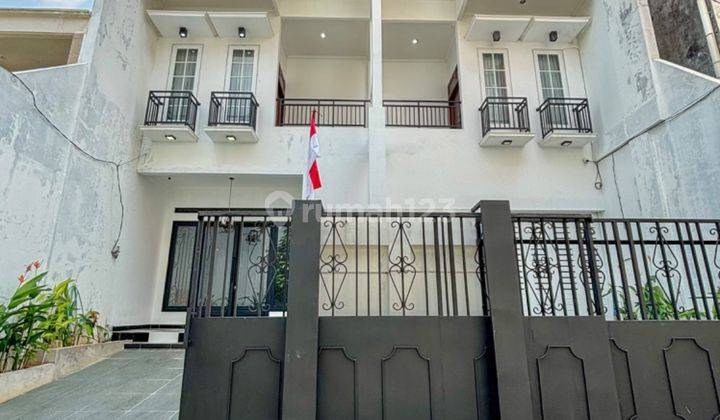 Rumah 3 Lantai Bagus Unfurnished SHM di Panglima Polim, Jakarta Selatan 1