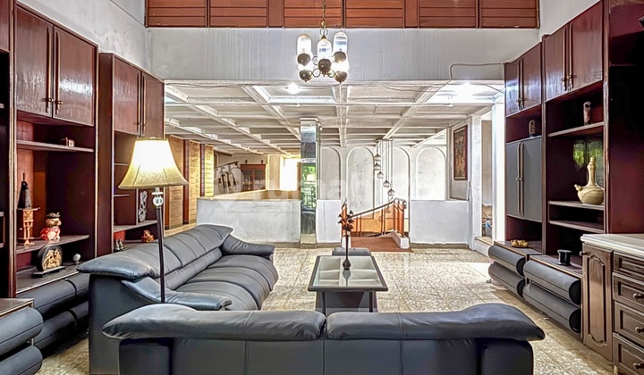 PONDOK INDAH - [FOR SALE]: OLD HOUSE, MANY ROOMS, 4-STORY BUILDING PLUS BASEMENT. 2