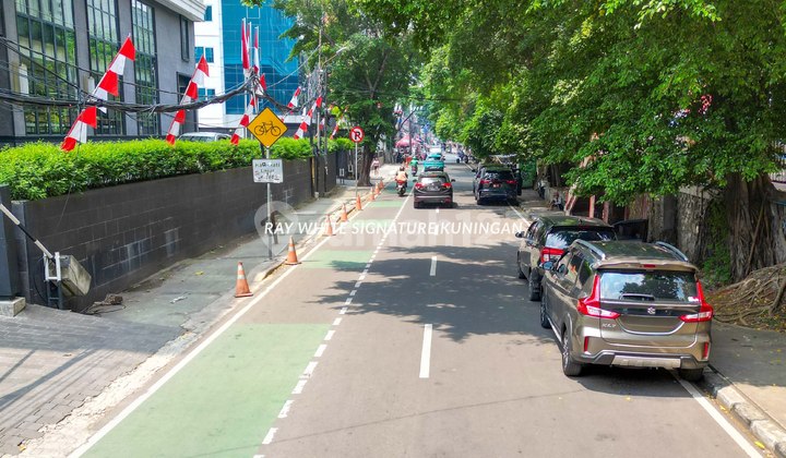 Rumah Zona Komersial Cocok untuk Usaha di Jl Kebon Kacang Raya 2