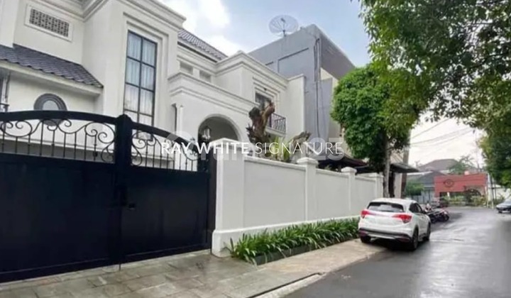 Luxury Home on Jl. Panglima Polim X Perfect for Living Luxury Home on Jl. Panglima Polim X Perfect for Living