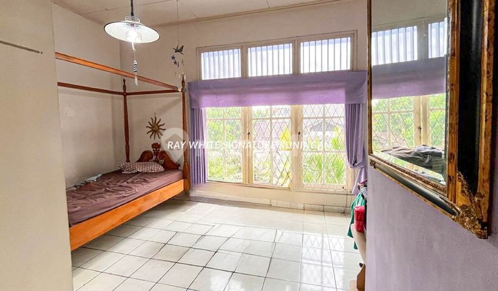 Old House with Land in Deplu Complex, Cendrawasih Street, Has a Garden 2