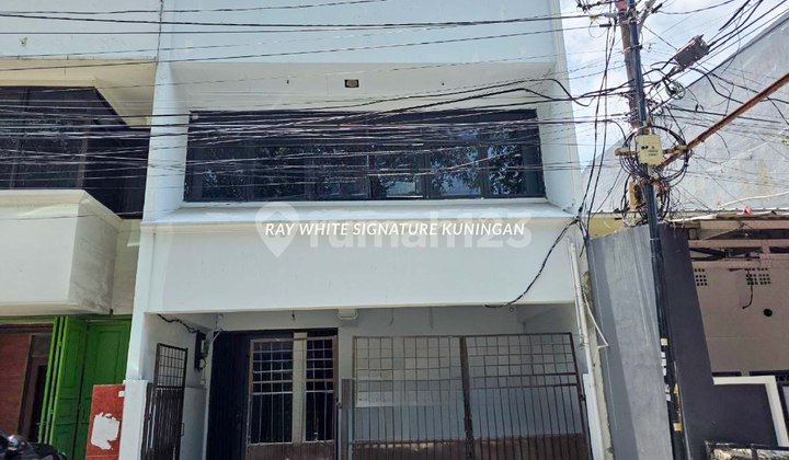 Easy-to-Access Health Clinic Building on Cisanggiri Street Near Santa Market