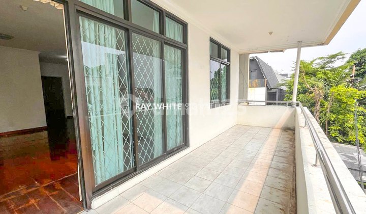 Rumah Lama Terawat 2 Lantai di Jl. Ciniru 5 Kebayoran Baru