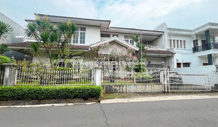 Rumah Tua Hitung Tanah di Komplek Deplu Jl Cendrawasih Ada Taman