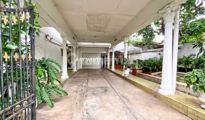 Rumah Lama Terawat SHM di Jl Cipete 7, Jakarta Selatan