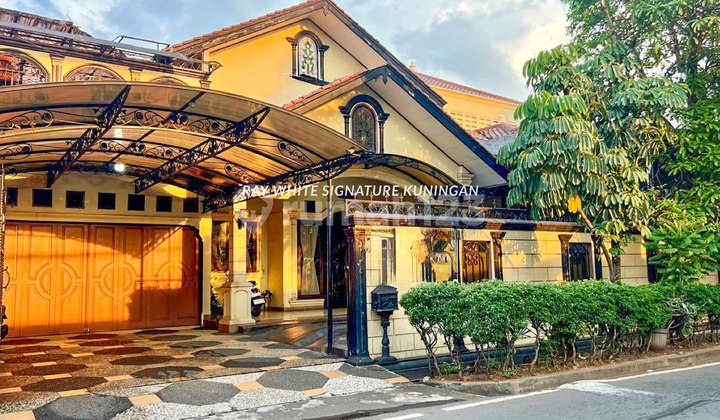 Old House Suitable for Semi-Business Residence on Jl Swadaya Raya