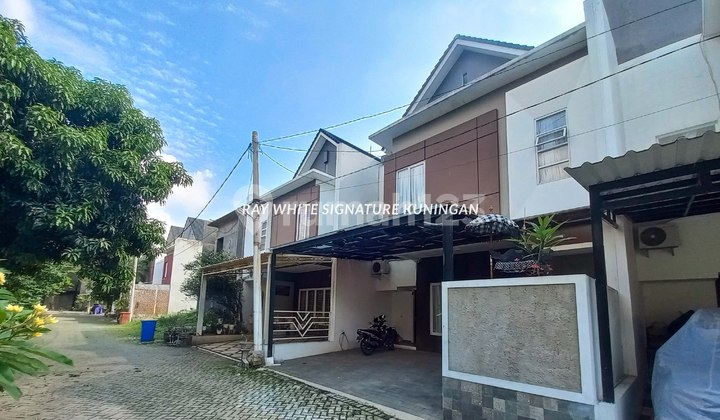 Rumah Dalam Town House Kondisi Bagus di The Royal East Cipayung