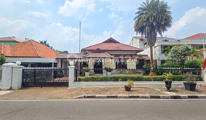 Rumah Lama Terawat di Jl Tegal Menteng Lokasi Prime di Pusat Jkt