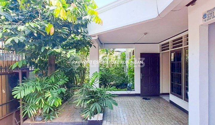 Old Residential Building on Jl Kelurahan 1 Duren Sawit. 2