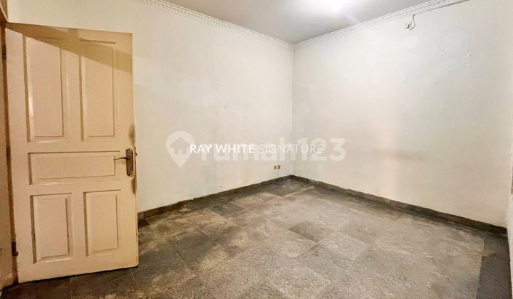 Rumah Lama Terawat 2 Lantai di Jl. Ciniru 5 Kebayoran Baru 2