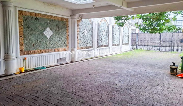 Rumah Tua Cocok Untuk Jadi Town House di Jalan Kelapa Hijau