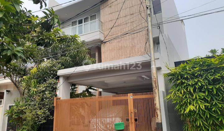 Dijual Rumah Keren 3 Lantai di Perumahan Taman Aries, Jakarta Barat 1