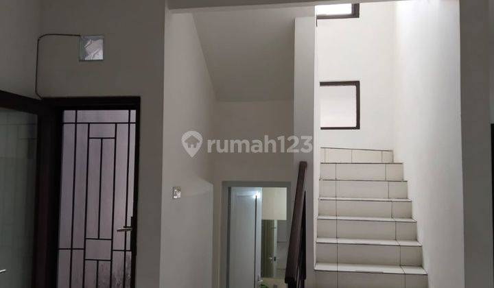 Rumah 2 Lantai Bagus Semi Furnished SHM di Cluster Madrid Palem Semi , Tangerang 1