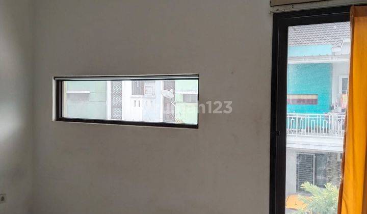 Rumah Kontrakan 2 Lantai Bagus Semi Furnished Cluster Madrid Palem Semi , Tangerang 2