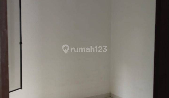 Rumah 2 Lantai Bagus Semi Furnished SHM di Cluster Madrid Palem Semi , Tangerang 2