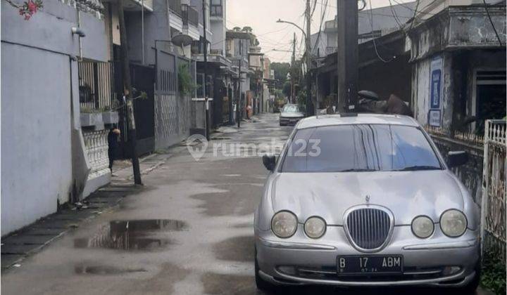 Di Bawah Njop. Rumah Tua.2 Lantai Di Kelapa Gading Jakarta Utara.