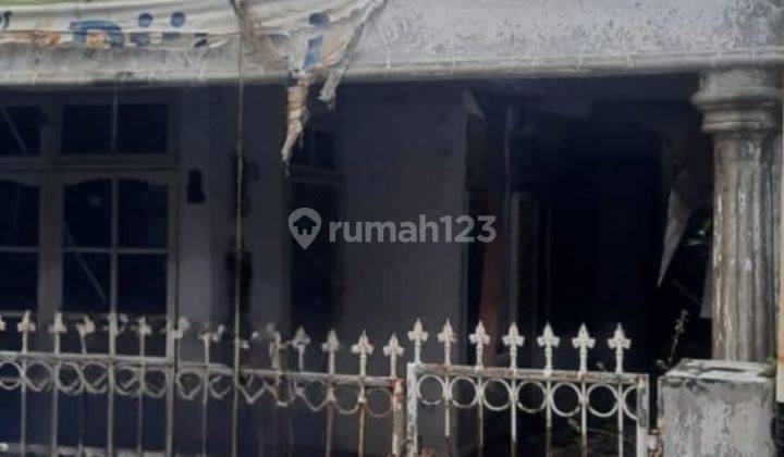 Di Bawah Njop. Rumah Tua.2 Lantai Di Kelapa Gading Jakarta Utara.