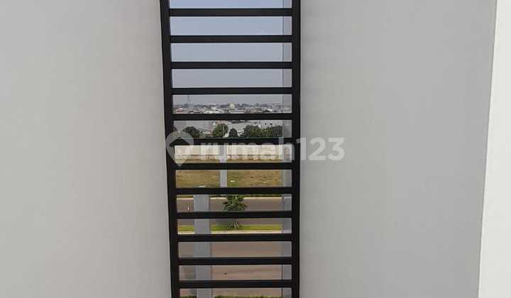 For Quick Lease: 3.5-Story Shop House on Gading Boulevard at Summarecon Crown Gading, Bekasi 037 2