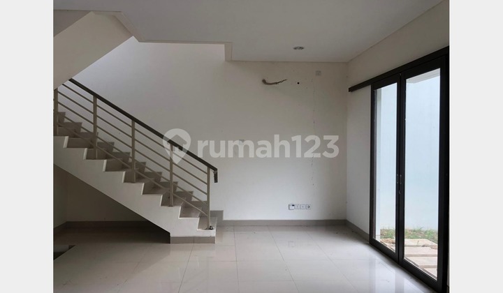 Luxury House Rental in Shinano Jgc Cluster - In Front of Park, Green & Spacious! (015)