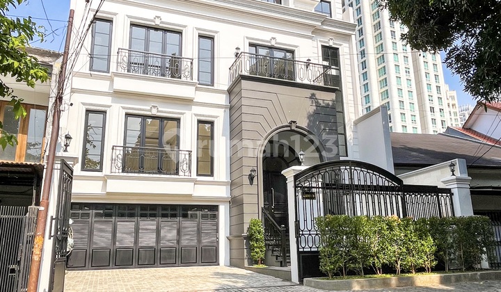 Dijual Rumah Cantik Mewah Megah Luas Besar American/European Classic Punya Private Lift Prime Area Lokasi Elit Strategis dekat Senayan dan Pakubuwono di Jalan Kerinci, Kebayoran Baru, Jakarta Selatan