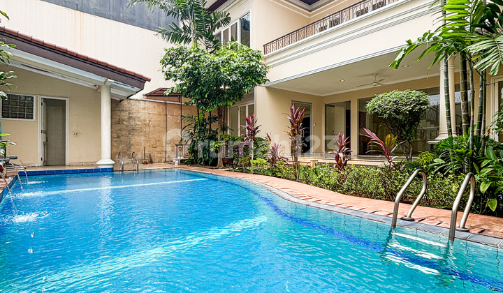 Swimming Pool House with Beautiful Spacious Backyard in Pondok Indah, South Jakarta 2