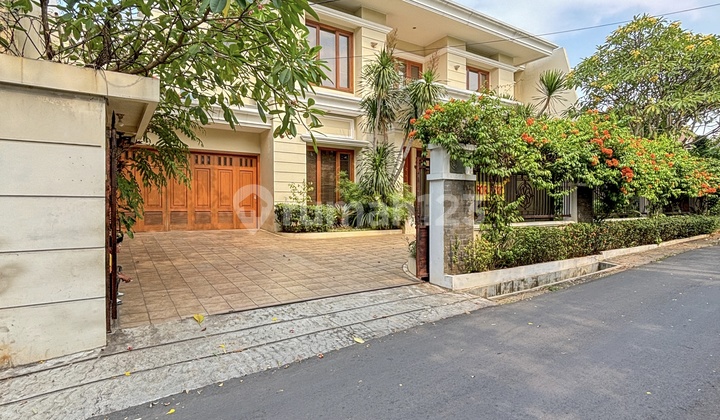 Disewakan/Dikontrakan Rumah Cantik Luas Besar dan Siap Huni dengan Konsep Tropical di area Pejaten Barat, Jakarta Selatan