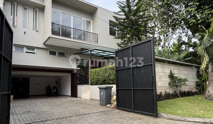 Disewakan/Dikontrakan Rumah Tropical Siap Huni dengan Akses Jalan Lebar di Lingkungan Perumahan Asri di Jalan Kencana Permai, Pondok Indah, Jakarta Selatan 2