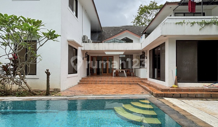 Dijual Rumah Besar & Luas, Bangunan 2 Lantai Terawat di Kemang, Jakarta Selatan, LT 705 LB 500, Kolam Renang/Private Swimming Pool & Taman Halaman Belakang Luas – Harga Nego