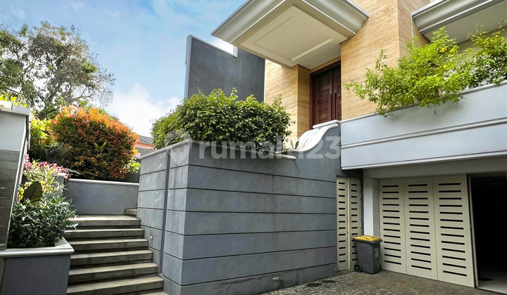 RUMAH TERAWAT LOKASI STRATEGIS dan SIAP HUNI di Jl HANG LEKIU Kebayoran Baru, Jakarta Selatan