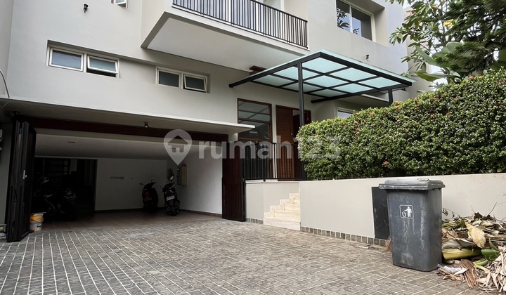 Disewakan/Dikontrakan Rumah Tropical Siap Huni dengan Akses Jalan Lebar di Lingkungan Perumahan Asri di Jalan Kencana Permai, Pondok Indah, Jakarta Selatan