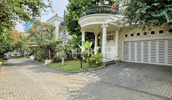 Disewakan/Dikontrakan Rumah Cantik Siap Huni Semi Furnished dengan Kolam Renang di Area Cilandak, Jakarta Selatan
