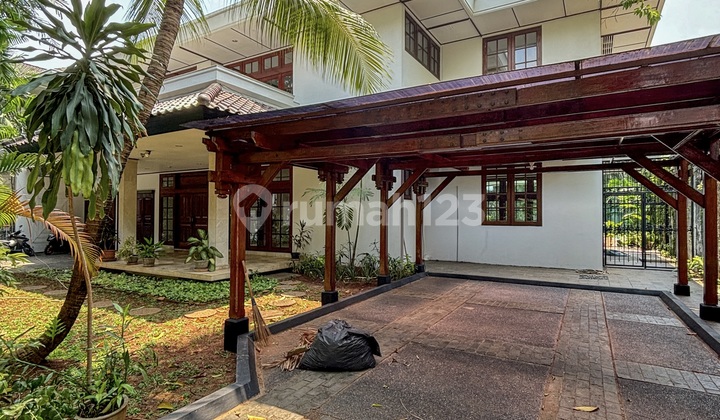 For Rent, Strategically Located House in Prime Area of Kebayoran Baru, Spacious and Ready to Occupy on Jalan Galuh, Kebayoran Baru, South Jakarta.