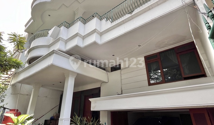 Strategis Dan Siap Huni Dijual Rumah Secondary 2 Lantai Area Senopati, di Jalan Ciragil, Jakarta Selatan