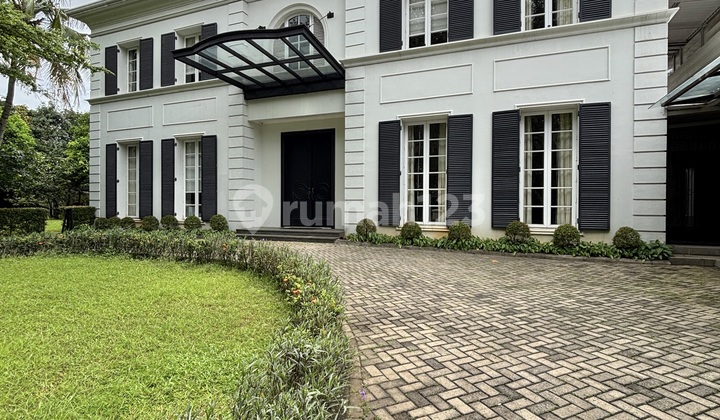 Di Sewakan/ Di Kontrakan Rumah American Classic Cantik, Rumah Luas dan Besar, Taman Besar, Akses Jalan Lebar di Cipete, Jakarta Selatan