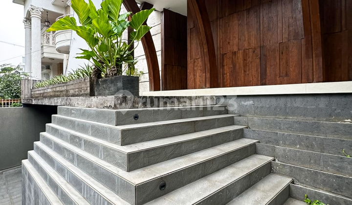 Rumah Tropical Modern, Dijual Rumah Tropical Modern Siap Huni Bangunan 2 Lantai di Area Kebayoran Baru, Panglima Polim, Jakarta Selatan