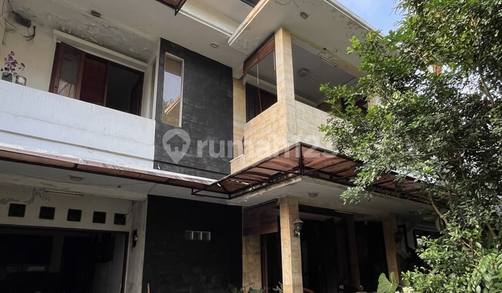Senayan Rumah Asri! Dijual Property Rumah Hunian Siap Huni Semi Furnished di Lingkungan Asri Area Premium Elit Strategis di Area Senayan, Kebayoran Baru, Jakarta Selatan