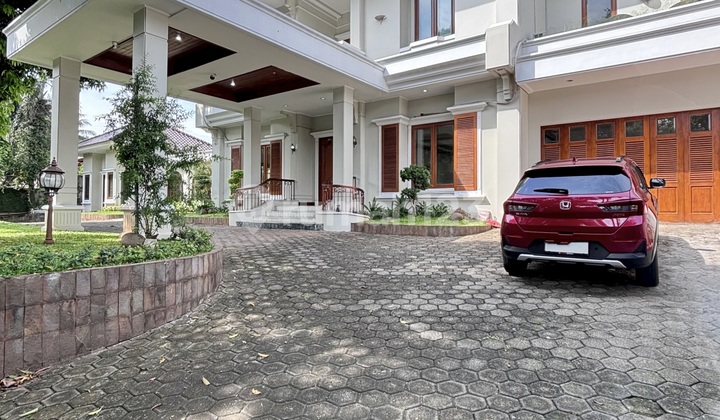 Disewakan/Dikontrakan Rumah Luas Besar di Lokasi Strategis dan Elit Siap Huni Semi Furnished di Jalan Sekolah Duta, Pondok Indah, Jakarta Selatan