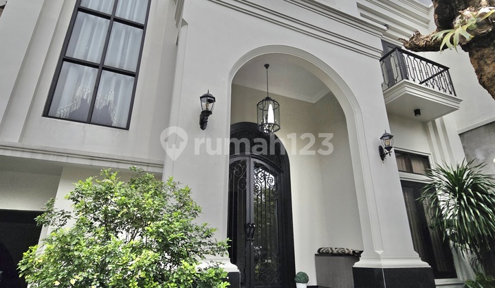 Rumah European Classic Cantik Mewah, Dijual Rumah Bangunan 2 Lantai Siap Huni di Area Kebayoran Baru, Panglima Polim, Jakarta Selatan