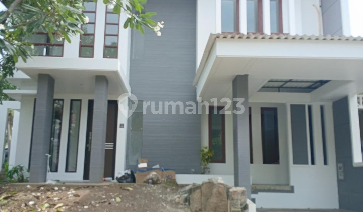 Affordable 2-Story Minimalist Hook House, Semi-Furnished, Ready to Occupy, Near Gwalk in Royal Park Citraland, West Surabaya 2