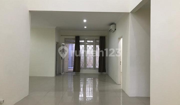 Affordable 1-Story House Good Semi Furnished Ready to Live Near Gwalk in Royal Park Citraland Utama West Surabaya 2