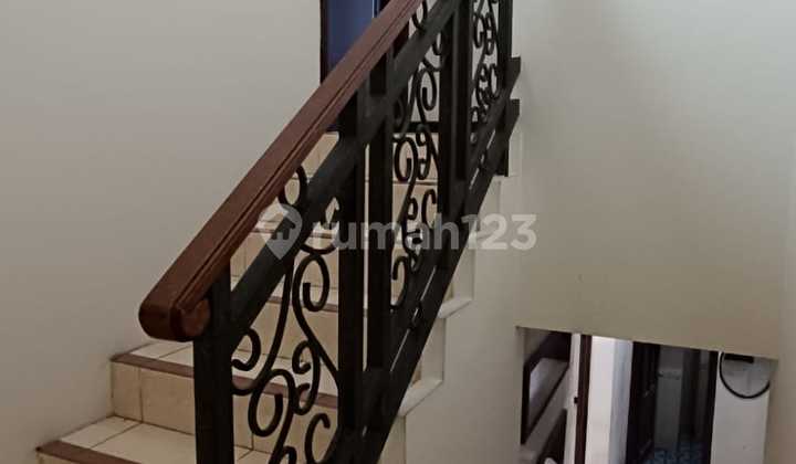 Affordable 2-Story Minimalist House Ready to Live In Near Gwalk at Royal Park Citraland Utama, West Surabaya 2