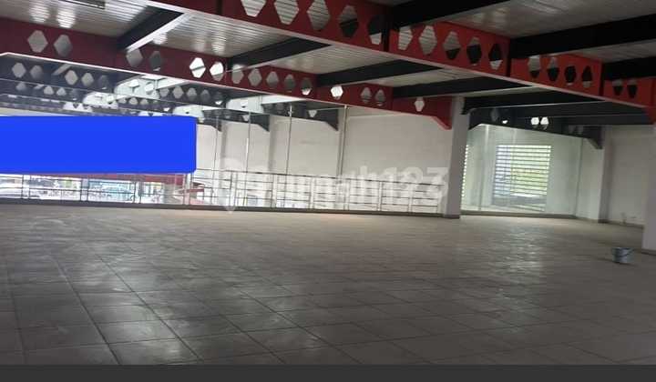 Ex Showroom di Karawaci Bangunan 2 Lantai Ada Lap Futsal Siap Pakai