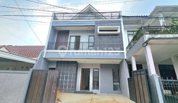 Modern Minimalist House in Villa Melati Mas, 3 Floors Ready to Occupy