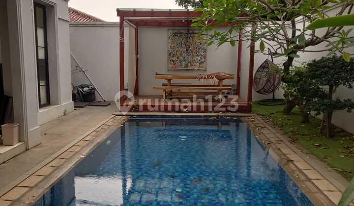 Rumah Mewah 3 Lantai Ada Kolam Renang Lokasi Strategis di Kemang