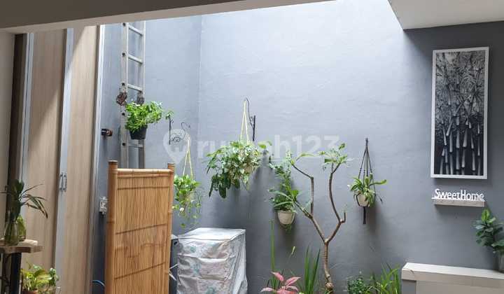 Rumah 2 Lt Rapi Bagus Ada Teras Atas 