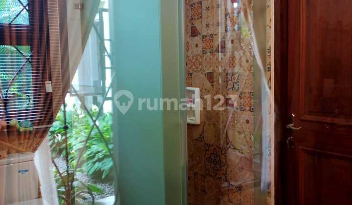 Rumah bagus, rapih, nyaman siap huni Lokasi strategis. 2