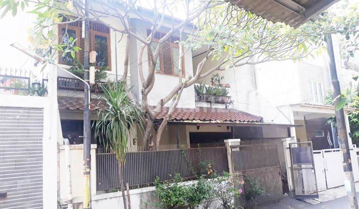 Rumah Standard , 2 Lantai, Bebas Banjir , Hadap Barat Laut , Lokasi Dekat dengan Tomang Raya , Halte Busway , Area Kuliner. SHM. Carpot 1 Mobil