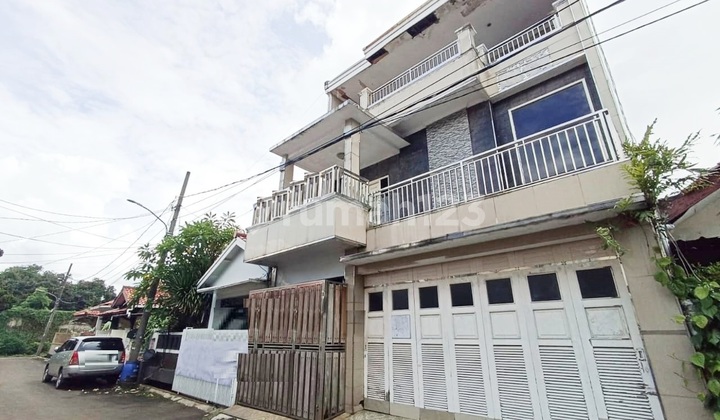 Rumah 3 Lantai, Lokasi Strategis dekat Kampus UIN di Ciputat 2