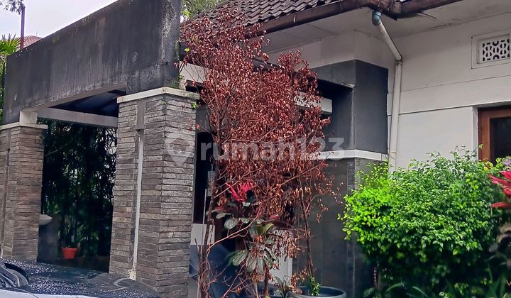 Dijual Rumah Belanda Jalan Bengawan .Cocok Usaha Cafe . Lokasi Strategis Dekat Jalan Riau Martadinata. Taman Cibeunying. Jalan Citarum. Dekat Bank Ocbc. Bandung 2