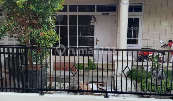 For Sale House on Jln Sekelimus Bandung. Land Area 250 M2. Near Clothing Factory Outlet. Rsjp Hospital. Buah Batu Bandung